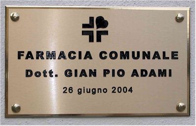 Targa commemorativa esposta all'ingresso della Farmacia Comunale di Pomarolo